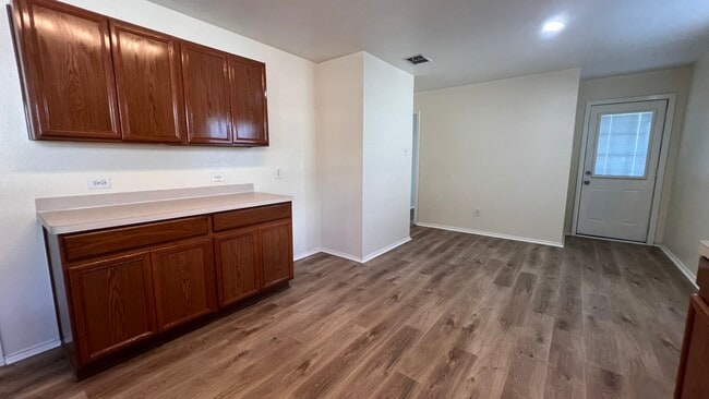 Foto del edificio - 8911 Valley River Dr