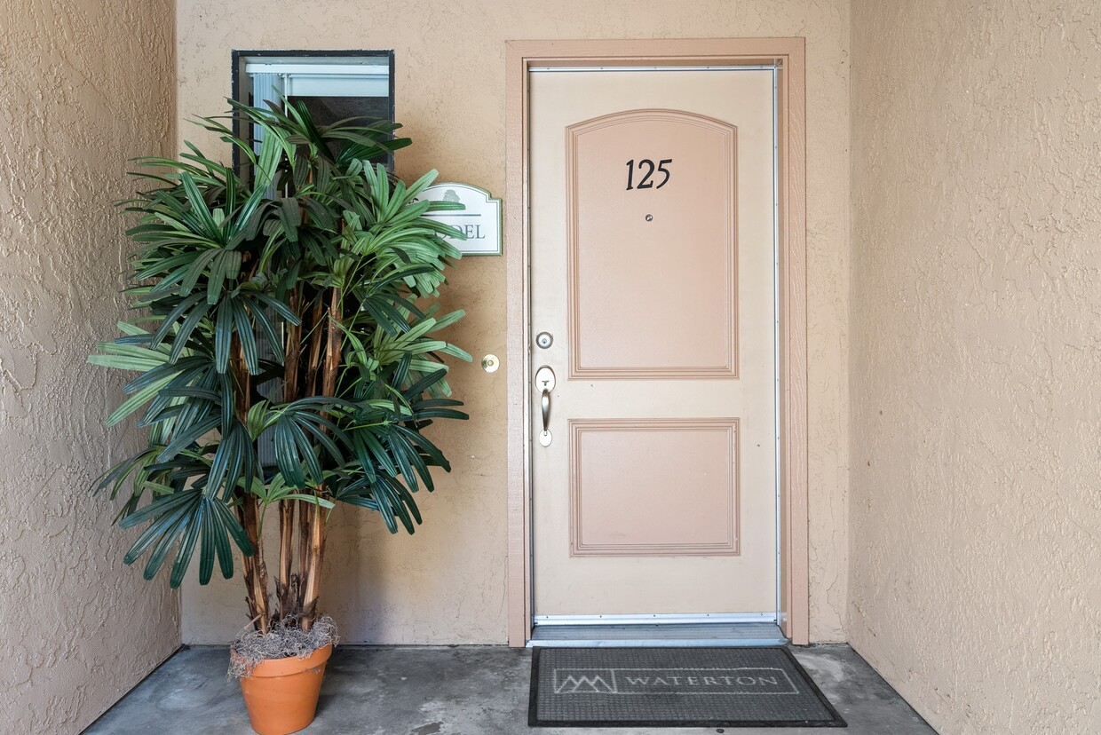 Entrada al hogar en River Oaks en Oceanside, CA - River Oaks