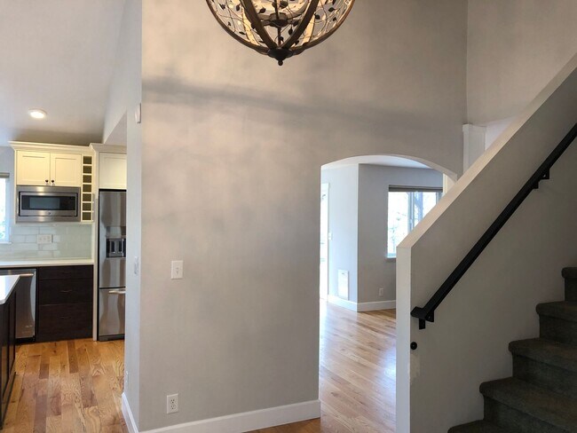 Foto del edificio - CHECK OUT THIS MODERN, STUNNING HOME IN TH...