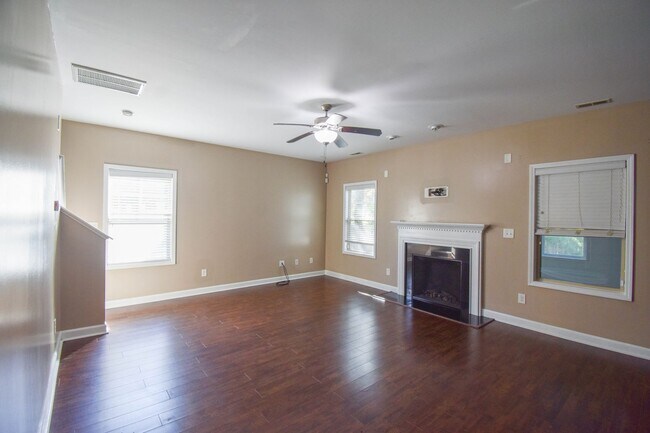 Building Photo - 4 Bedroom 2.5 Bathroom- Pets Okay