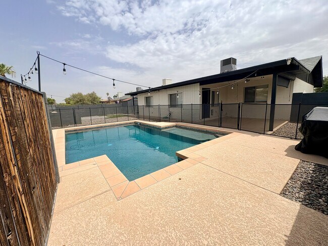 Building Photo - 1410 E Bishop Dr