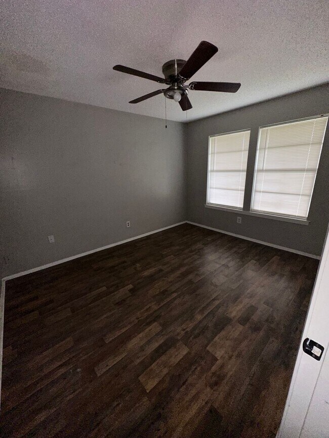 Foto del edificio - COUNTRY LIVING!! READY TO MOVE?? $250.00 O...