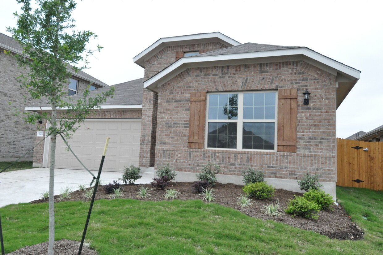 Foto principal - Spacious Newer Home For Lease In Canterra ...