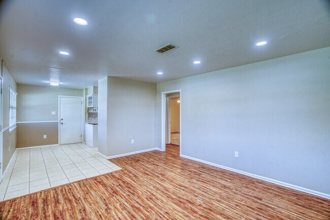 Foto del edificio - 2711 Cindy Ln