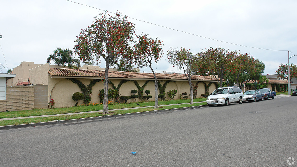 Primary Photo - La Mancha Apartments