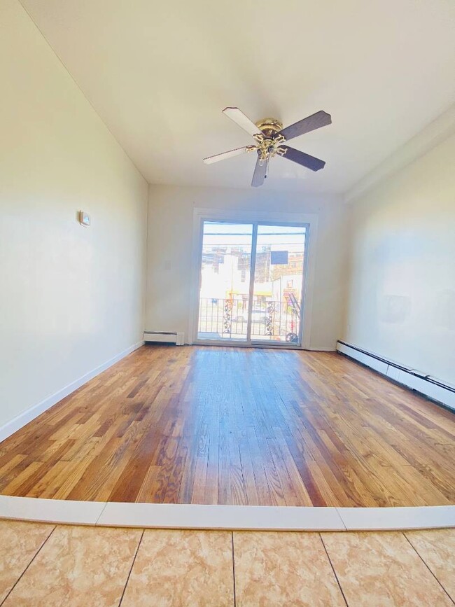 Foto del edificio - 107-14 Rockaway Blvd