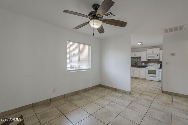 Foto del edificio - 1551 E Christy Dr