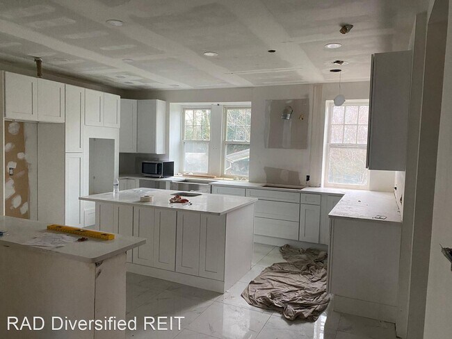 Foto del edificio - 7 br, 4.5 bath House - 124 Pelham Rd