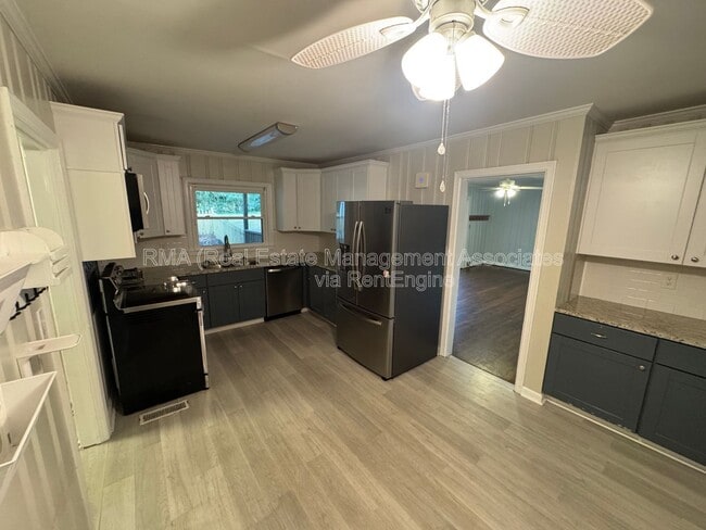 Building Photo - 1122 Maple Dr