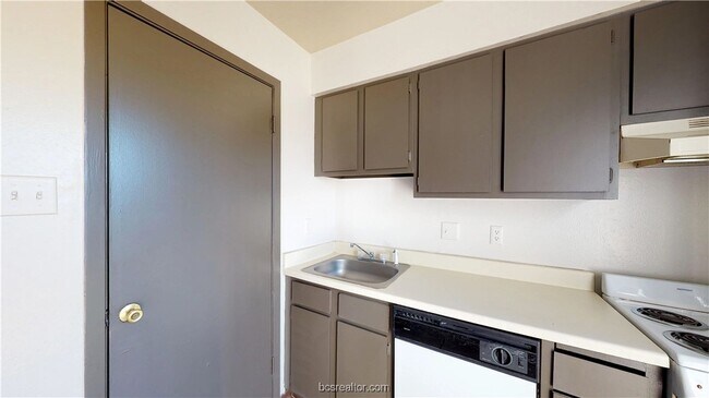 Building Photo - 725 Peppertree Dr