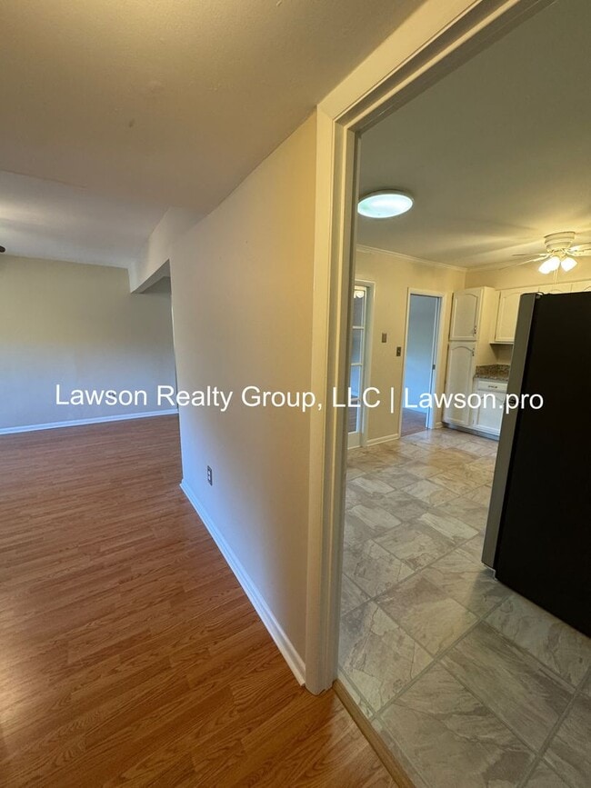 Building Photo - Two Bedroom Condo w/ Updated Kitchen in Hu...