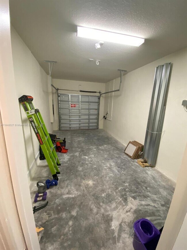 Foto del edificio - 3382 W 112th St