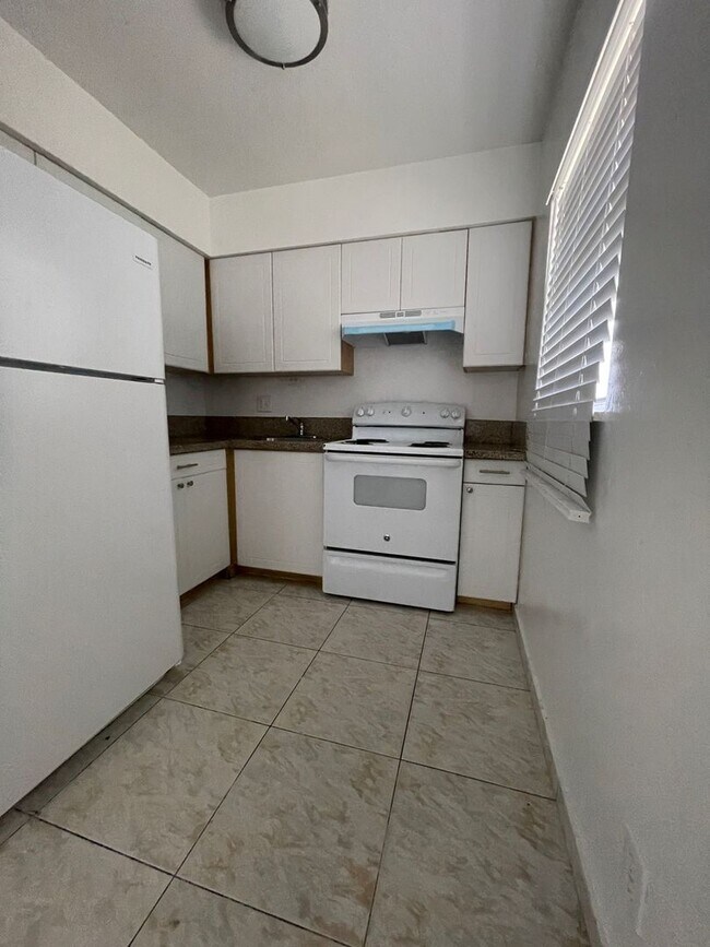 Building Photo - 208 NW 43rd Ct