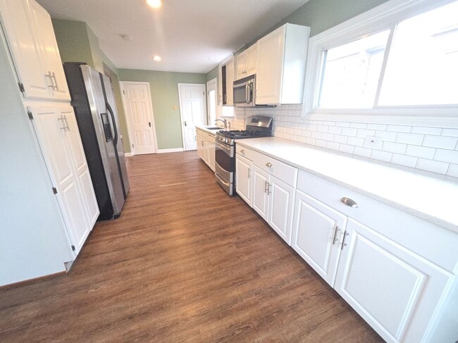 Building Photo - Large private home in Brentwood