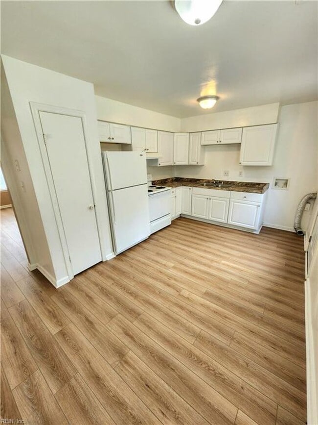 Building Photo - Updated Well Maintained Duplex