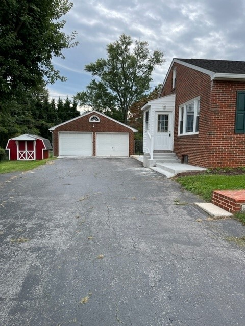 Garage - 19205 Longmeadow Rd