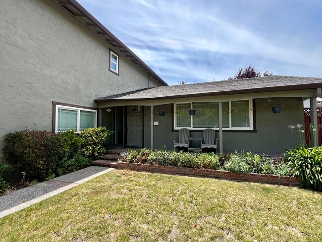 Building Photo - Gorgeous remodeled 2 story 3 bedroom, 3 fu...