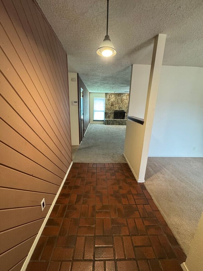 Building Photo - Northeast Heights three bedroom two bath s...