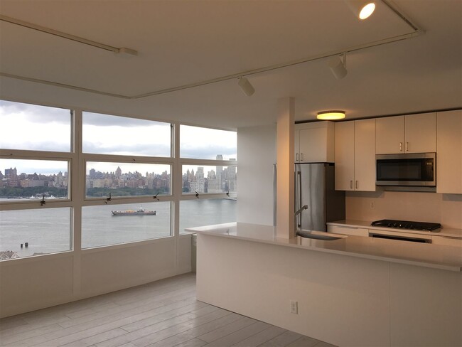 Building Photo - 6050 Boulevard E