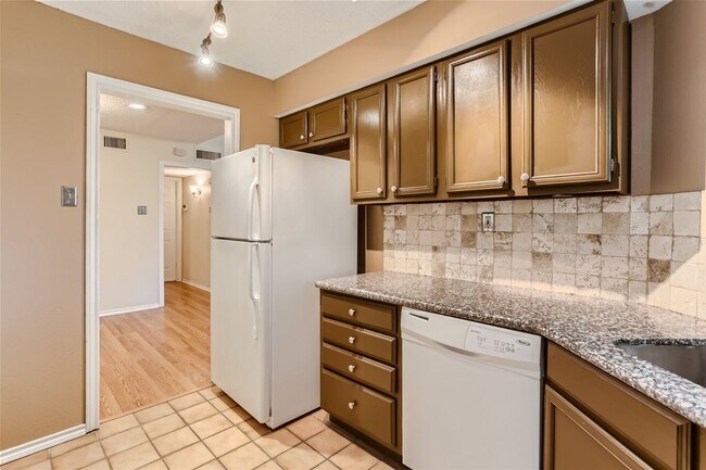 Building Photo - 16301 Ledgemont Ln