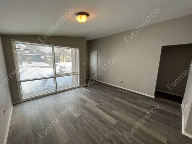 Building Photo - 1210 E Maxlow Ave
