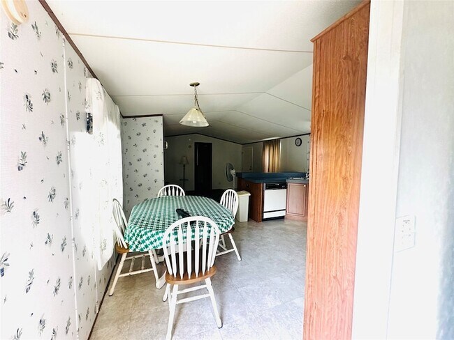 Building Photo - 9012 Spruce St