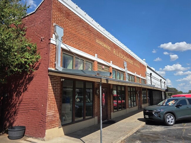 Building Photo - Floresville 3rd St Apartments