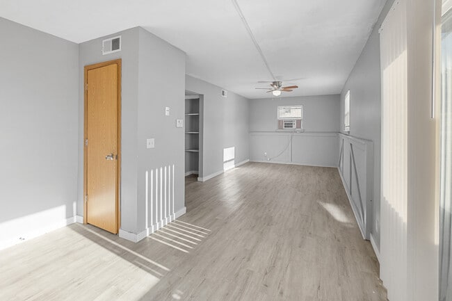 Building Photo - 715 ManApart