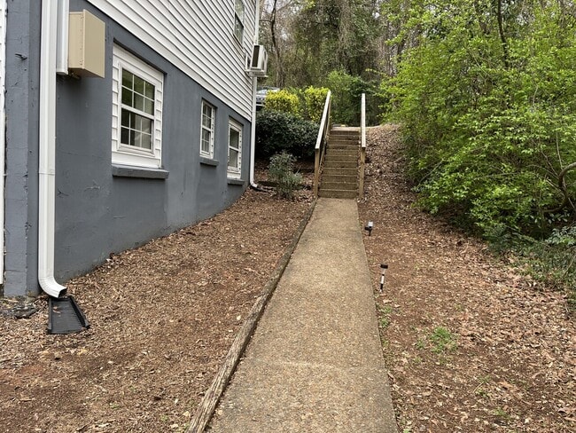 Building Photo - Laurel Lane