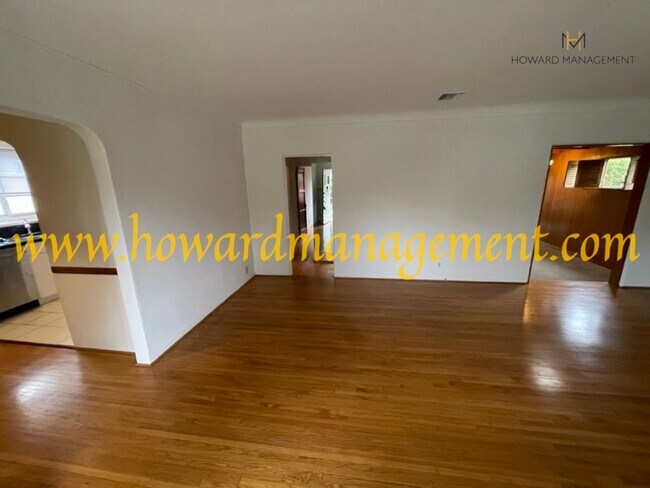 Foto del edificio - Beautiful home with large Den, hardwood floors, grassy backyard and dettached 2 car garage.