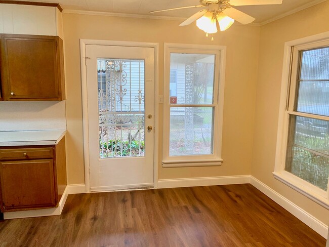 Building Photo - For Rent- 2 Bedroom, 1.5 Bath!