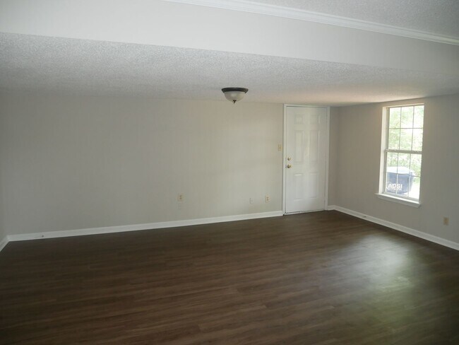 Foto del edificio - 6335 Greenbriar Dr