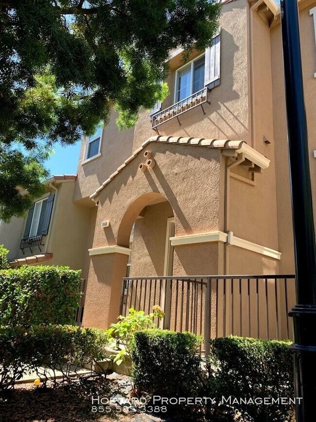 Building Photo - Beautiful gated community in Silicon Valley!