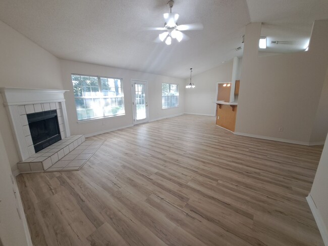 Building Photo - Beautiful 4/2 in Pace