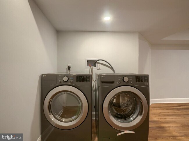 Building Photo - 1529 N Myrtlewood St