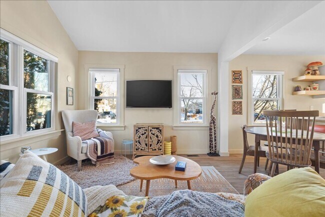 Foto del edificio - Stunning 4BR/2BA Home in Prime West End Location | Fully Remodeled with Custom Touches