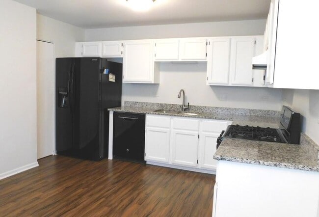 Foto del edificio - 3 bedroom in Naperville IL 60563