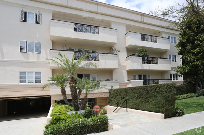 Building Photo - 405 N Palm Dr