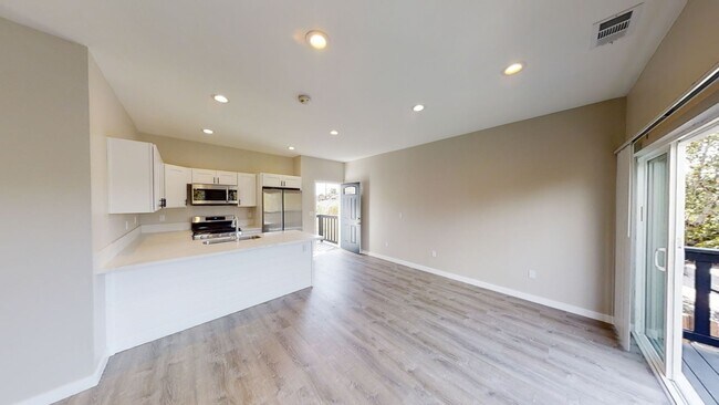 Foto del edificio - New 4 bed house with Private Deck!