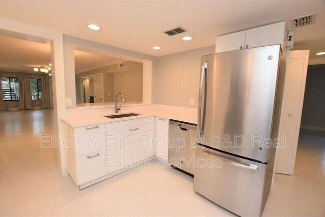 Foto del edificio - 1 Lake Hollingsworth Dr