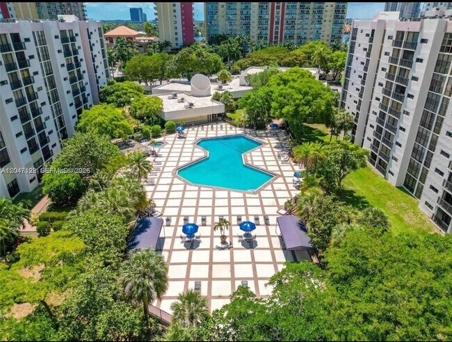 Foto del edificio - 17011 N Bay Rd
