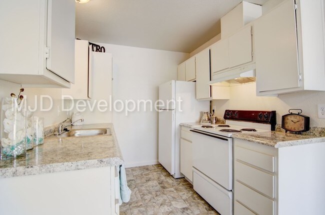 Foto del edificio - One Bedroom, One Bath Apartment