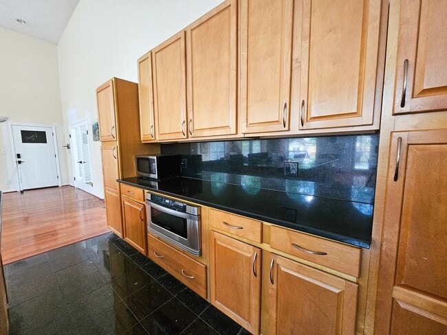 Foto del edificio - SPACIOUS LUXURY HOME WITH IN-LAW SUITE! [F...