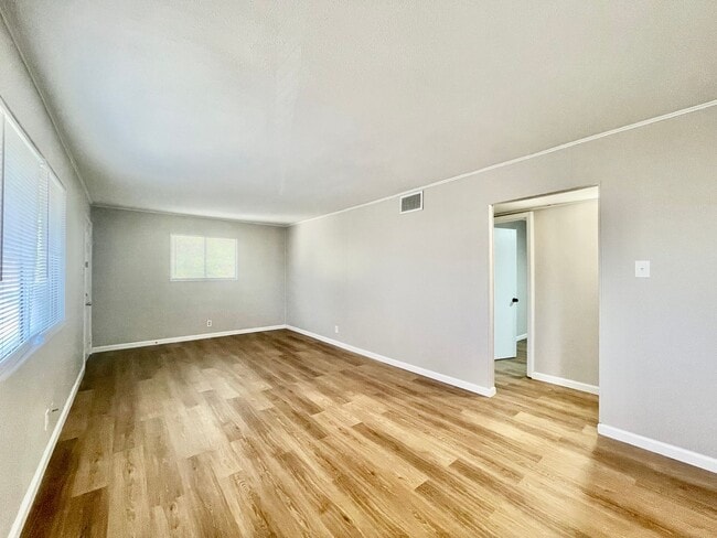 Building Photo - 2 Bedroom / 1 Bathroom Duplex Unit with In-Unit Washer/Dryer Connections