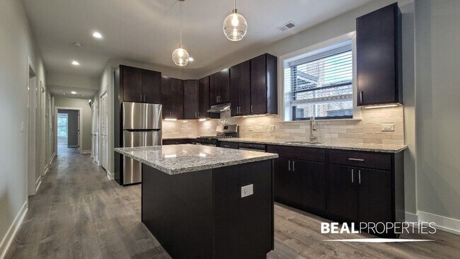 Building Photo - 1136 Maple Ave