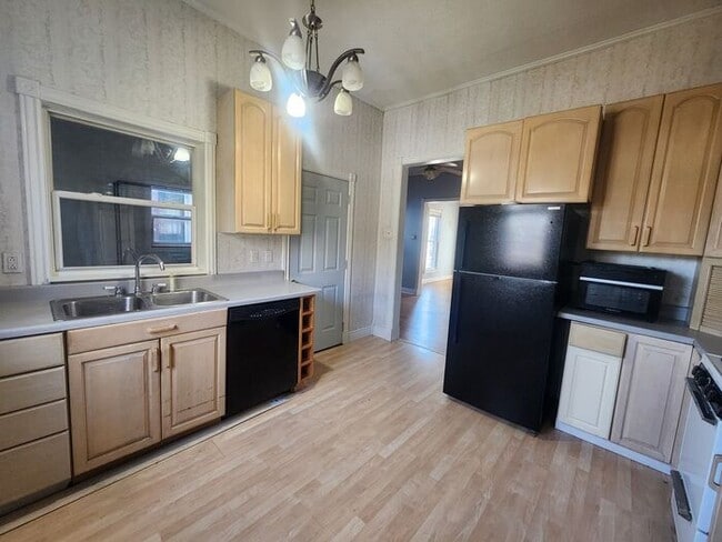 Building Photo - Charming 2 bedroom, 1 bathroom home