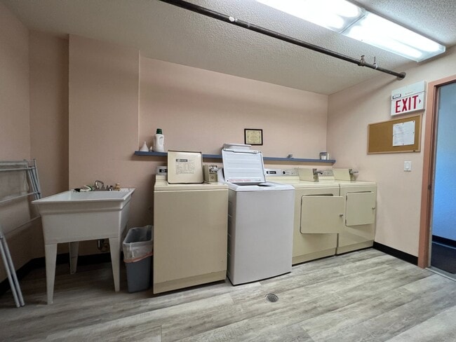 Building Photo - Studio Condo near Munson Hospital - Availa...