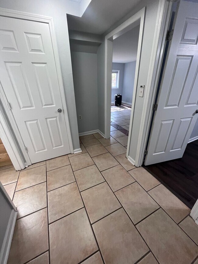 Building Photo - 2 Bedroom Close to Campus