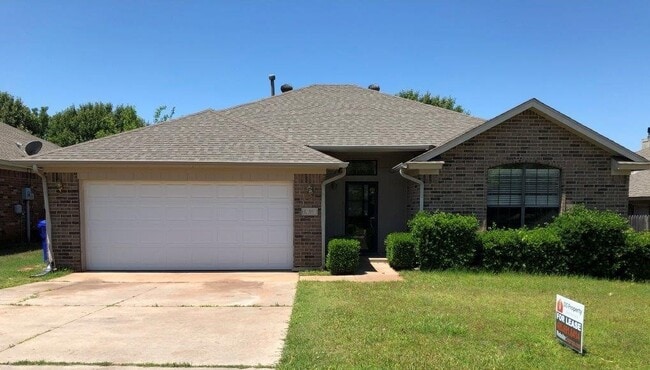 Building Photo - 3 bed 2 bath home for rent in Norman near SE 24th and Lindsey, new paint, new flooring, great area!