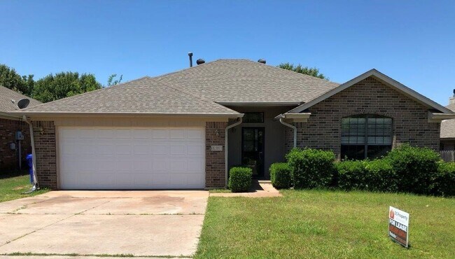 Foto del edificio - 3 bed 2 bath home for rent in Norman near SE 24th and Lindsey, new paint, new flooring, great area!